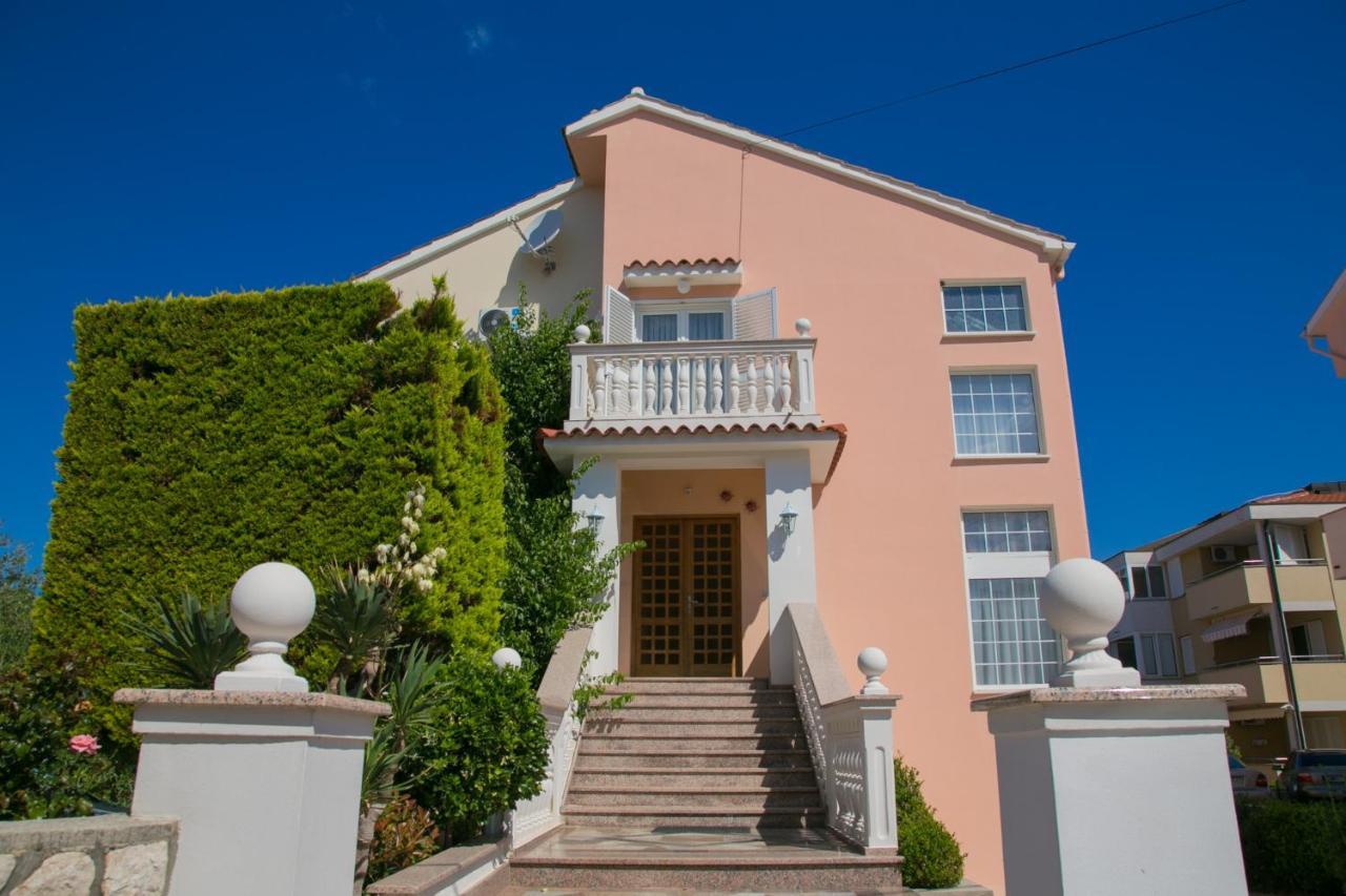 Bed and Breakfast F• R• I• E• N• D• S• Novalja Exterior foto
