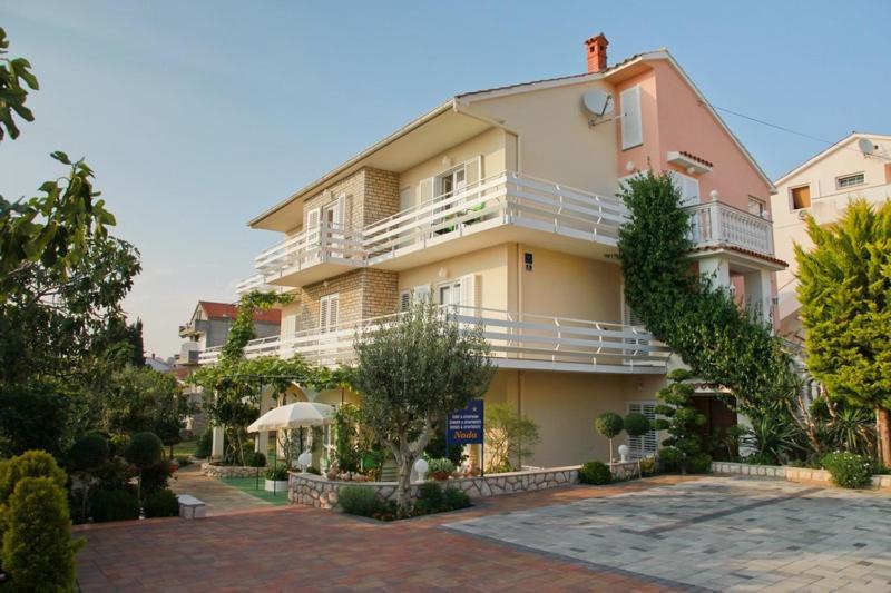 Bed and Breakfast F• R• I• E• N• D• S• Novalja Exterior foto