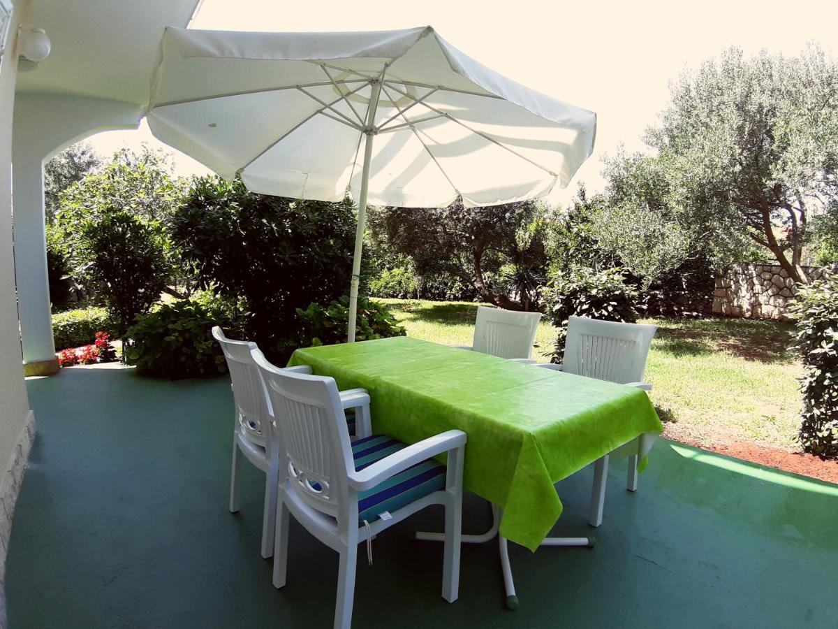 Bed and Breakfast F• R• I• E• N• D• S• Novalja Exterior foto
