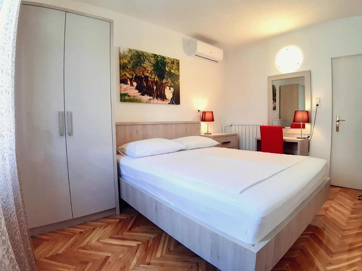 Bed and Breakfast F• R• I• E• N• D• S• Novalja Exterior foto