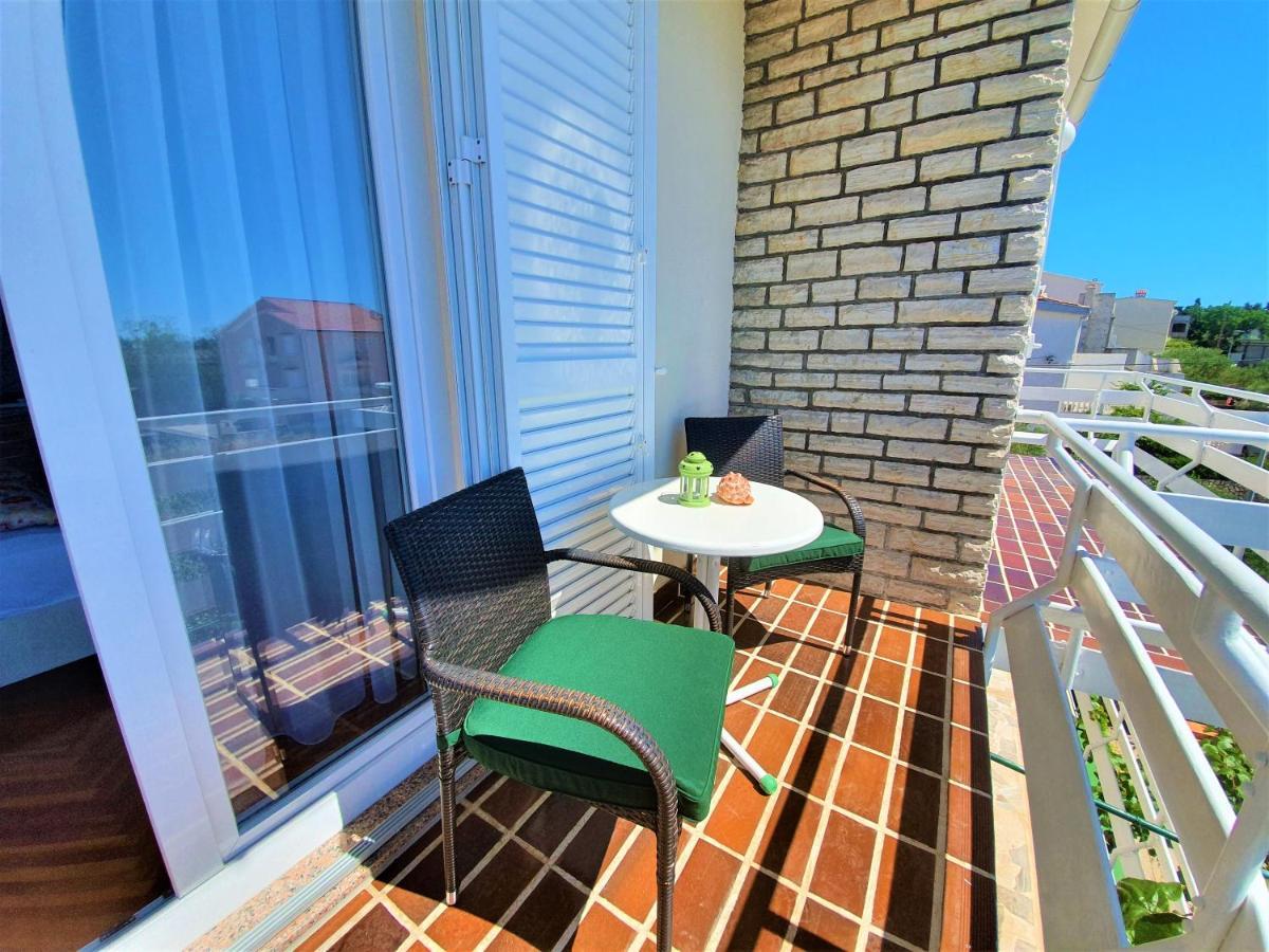 Bed and Breakfast F• R• I• E• N• D• S• Novalja Exterior foto