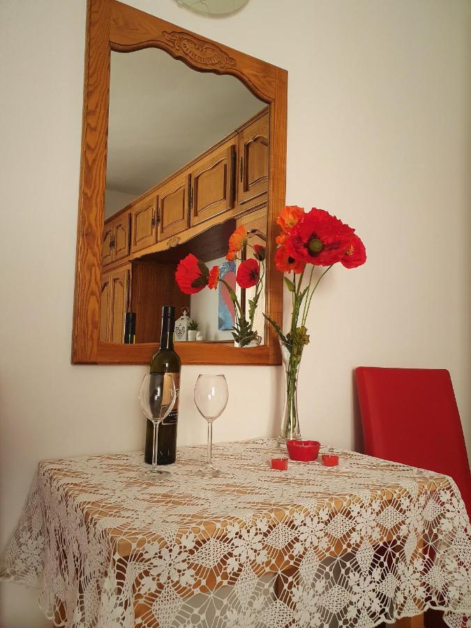 Bed and Breakfast F• R• I• E• N• D• S• Novalja Exterior foto