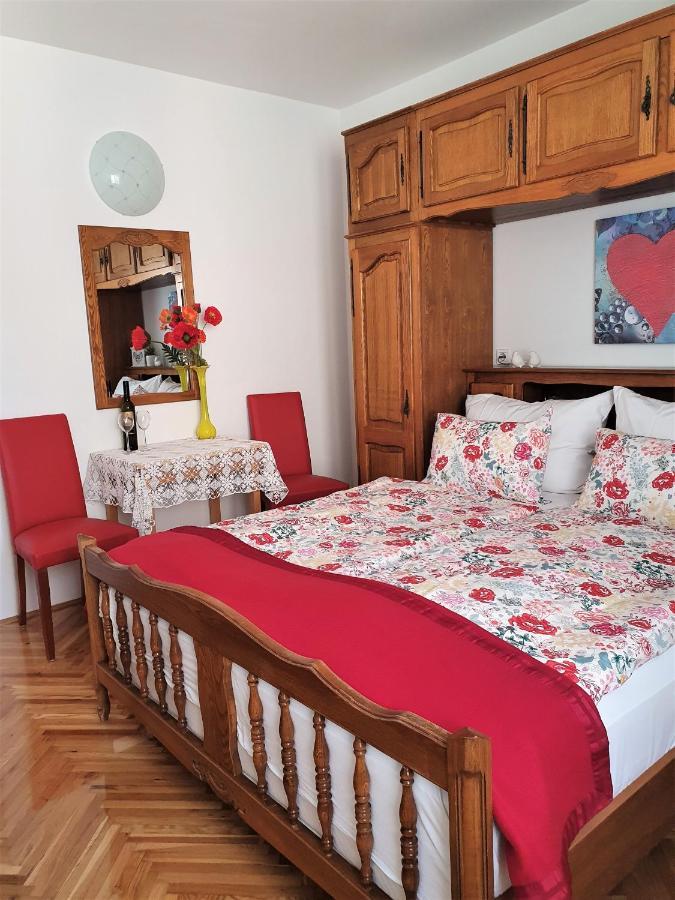 Bed and Breakfast F• R• I• E• N• D• S• Novalja Exterior foto